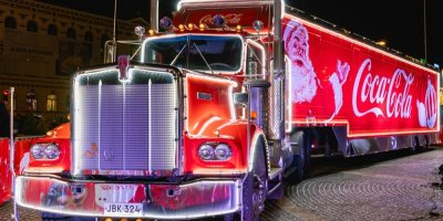 Tohle se nepovedlo. Lidé jsou zklamaní z letošní vánoční reklamy Coca-Coly. Opět je vygenerovaná AI