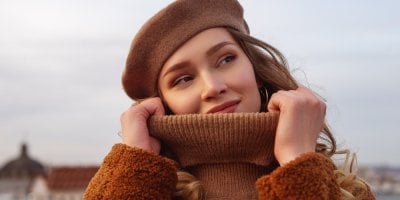 Trendy čepice a pokrývky hlavy na zimu 2025: Letos kraluje pohodlí, elegance a neutrální barvy