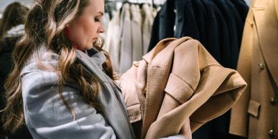 Módní zimní kabáty 2025: Jaké styly a barvy budou hitem této zimy?