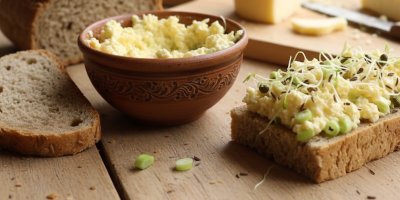 Rozmíchejte tvarůžky do nejjemnější pomazánky plné bílkovin, kterou si natřete hned na několik chlebíků