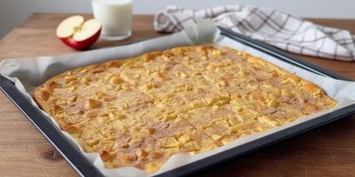 Smíchejte krémové těsto, přidejte šťavnatá jablka a vytáhněte z trouby lívanec, který provoní celý byt