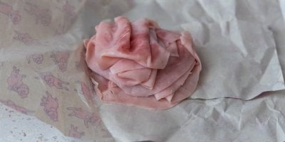 Krabičky na jídlo, salámy, nepromokavé bundy a make-upy. Tohle zboží může podražit kvůli konci „věčných chemikálií“