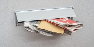 Papírové letáky přežily politické rozhodnutí. Přesto většina domácností už využívá jejich digitální podobu