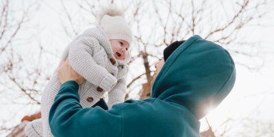 Jak na zimní miminko: Odbornice radí, kolik vrstev oblékat, kdy zůstat doma a jak poznat, že je dítěti teplo