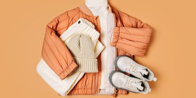 Jak obléknout novorozence v chladné dny a jak dítě do školky? Správné vrstvy oblečení podle věku radí odbornice