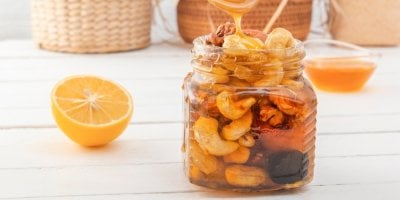 Domácí ořechy v medu jsou oblíbeným dárkem. Pozor ale, ať kvůli časté chybě neskončí v koši
