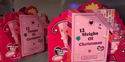 Adventní kalendáře 2025: Kosmetické kalendáře šlapou na paty čokoládovým, prošli jsme obchody a podívali se, co nabízí