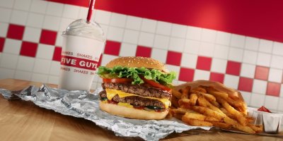 Five Guys konečně řekli, kdy otevřou v Praze. Známe přesný termín i ceny burgerů