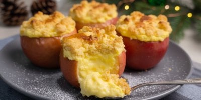 Vůně pečených jablek a krémový střed. Cheesecake v jablku je hit, který stojí za ochutnání