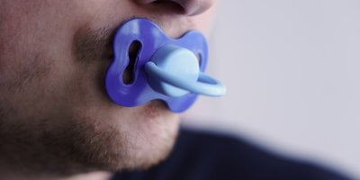 Trend, který začal v Číně a proniká do světa: Dospělí si pořizují dudlíky jako pomůcku proti stresu a nespavosti