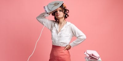 Nechce se vám žehlit? Vyzkoušejte tyto triky a produkty pro žehlení rukama