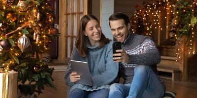 Operátoři spouštějí vánoční akce: Rozdávají mobily, sluchátka, termohrnky, powerbanky i data zdarma