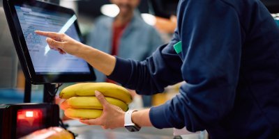 Jak vybrat nejrychlejší pokladnu v supermarketu? Všímejte si počtu lidí, ne košíků