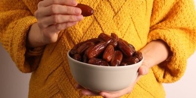 Datle patří mezi zdravější sladkosti. Na „balíček na posezení“ ale stejně raději zapomeňte, jsou totiž kalorickou bombou