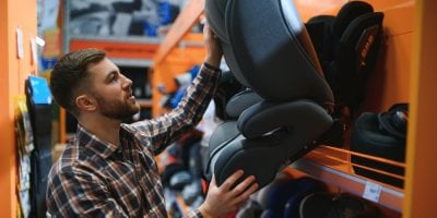 Autosedačky od značek Chipolino a Reecle neprošly nárazovým testem. Skořepiny sedaček proletěly vozidlem