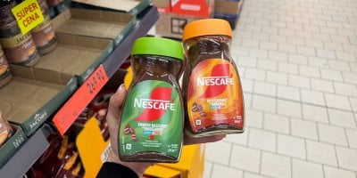 FOTOGALERIE: Novinky z obchodů, na které se stojí fronty. Nové příchutě Nescafé i vánoční strom z filmu