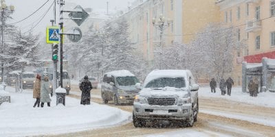 Sníh na střeše a nečitelná registrační značka. Nejčastější zimní prohřešky řidičů, které stojí nervy i peníze