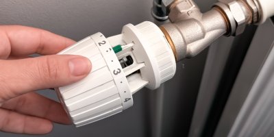 Pětka na termostatu netopí rychleji. Nejčastější omyl, který lidem prodražuje topení