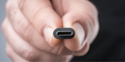 EU mění pravidla: Do roku 2028 jednou nabíječkou nabijete notebook, monitor i router