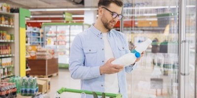 Nejlepší slevy z letáků od 3. 12.: Z regálů bude mizet máslo za 27,90 Kč, mléko za 9,90 Kč i banány za 17,90 Kč