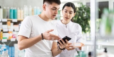 Zákazníci zuří: Stejný obchod, ale jiná cena na e-shopu a jiná v prodejně. Na místě dostanete přirážku