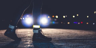 Nejste vidět! Chodci v zimě podceňují svou viditelnost, reflexní prvky jsou důležité i ve městech