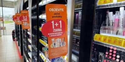 FOTOGALERIE: Top akce a novinky z obchodů. Drogerie rozdávají výrobky zdarma a horký nápoj ze sjezdovky