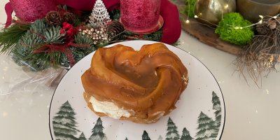 Karamelový větrník ve tvaru srdce, který doma zmizí rychleji než klasické věnečky z cukrárny