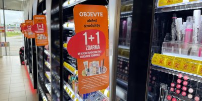 Teta drogerie se na konci roku rozjela. Akce 1+1 zdarma na dekorativku a 50% sleva na korejskou kosmetiku