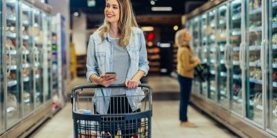 Nejlepší slevy z letáků od 10. 12.: Máslo za 26,90 Kč je jednou z nejrychleji mizících nabídek týdne