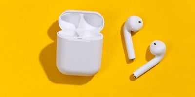 Zapomeňte na drahé AirPody, konkurence stojí mnohem míň. Nejlépe hodnocená bezdrátová sluchátka 2025