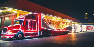 Červený kamion Coca-Cola už projel Prahou. Vánoční symbol míří do hor a na Moravu