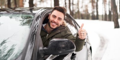 Seznam věcí, které je dobré v zimě vozit v autě: Mezi ty zvláštní, ale praktické patří kbelík se štěrkem nebo igelit