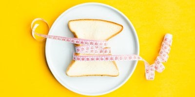 Chleba na talíři s metrem