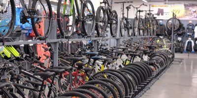 Decathlon, Woolworth i Action stahují zboží z prodeje. Patří mezi ně kolo, talíř i dětská hračka, důvodem je bezpečnost