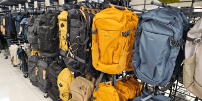 „Batoh s námi procestoval Anglii. Po návratu jsem ho vrátila do obchodu.“ Podle odborníka šlo o jednání na hraně etiky