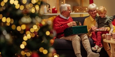 Vánoce u prarodičů bez trapných dárků. Co dát babičce a dědečkovi, aby měli radost