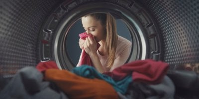 Jak dlouho můžete nechat prádlo v pračce, aniž by zatuchlo? Každá minuta hraje roli