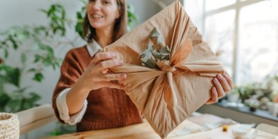 Zkuste letos slavnou japonskou techniku balení dárků Furoshiki. Nevytváří žádný odpad
