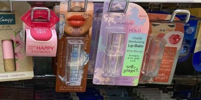 Funkční balzámy dobývají drogerie. Chceme příchutě, lesk, větší rty i praktické pomády 2v1