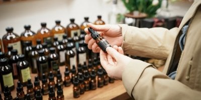 Zákazníci si pletou esenciální a vonné oleje, kvůli tomu kupují falešné směsi. Jaké jsou rozdíly?