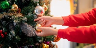 Proč mnoho lidí zdobí vánoční stromeček až na Štědrý den? Důvodů je hned několik a nejde jen o tradice