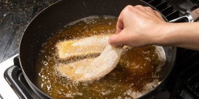 „Až dosmažíte kapra, nevylévejte olej do záchodu,“ prosí kanalizace a radí, jak jedlé tuky správně likvidovat