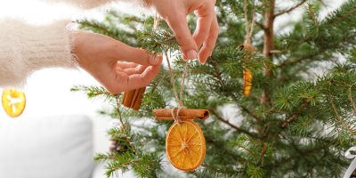 Ozdobte si sami vánoční stromeček: Tipy a postup na ozdoby z papíru, březové kůry, klokoče či pomeranče s hřebíčkem