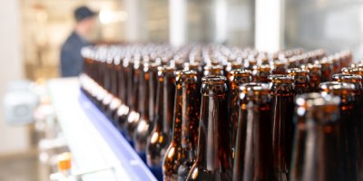 Pivní lahve v pivovaru