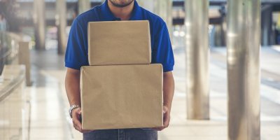 Předvánoční logistika na hraně. Dopravci lámou rekordy, zákazníci hledají jistotu v kamenných prodejnách