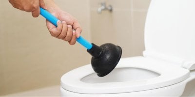 Splachujete těchto 7 věcí do toalety? Pozor, vytváříte si v potrubí časovanou bombu nejen olejem