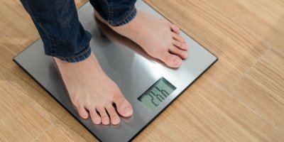 Lidské nohy na váze