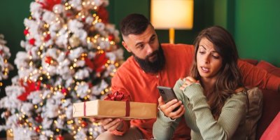 Manžel tajně utratil desítky tisíc za vánoční dárky. Finanční poradce radí, co udělat jako první