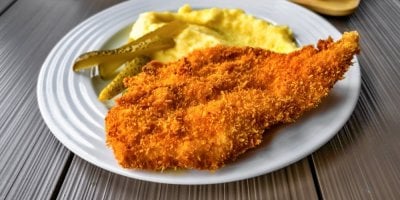 Jak na správný řízek krok za krokem: Od naklepání po smažení. Jeden krok navíc a obal drží